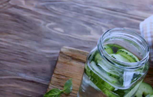 Descubre los increíbles beneficios del agua de pepino con cáscara