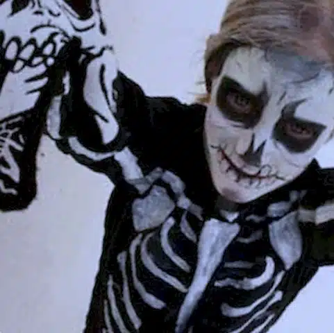 Cómo hacer un disfraz de esqueleto casero: ¡Sorprende en Halloween!