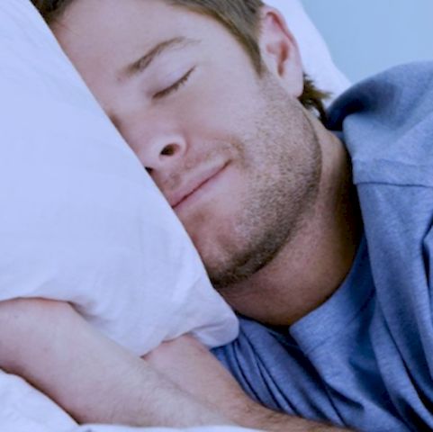 Evita dormir con la boca abierta y disfruta de un sueño reparador