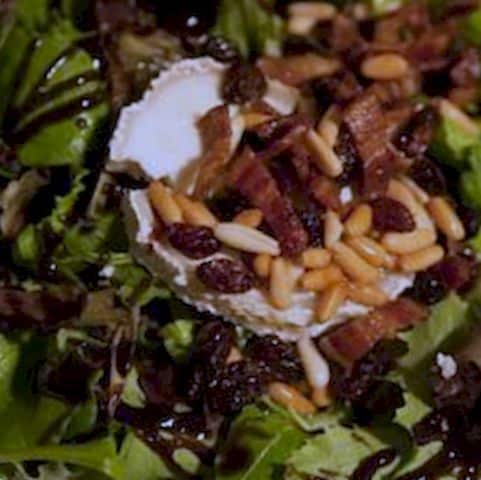 Ensalada tibia de queso de cabra con manzana y nueces