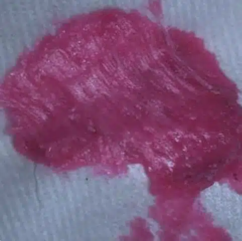 Elimina chicles incrustados sin esfuerzo con la plancha