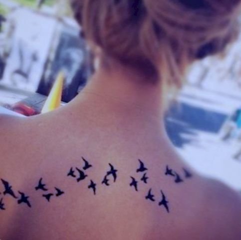 Significado de los tatuajes de aves: las palomas en el pecho